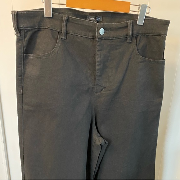NWT Universal Standard Carrie High Rise Wide Leg Jeans
Black $138 usd Stretch - Picture 6 of 14